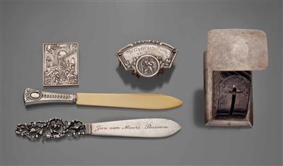 2 Brieföffner, 2 Plaketten, 1 Briefwaage (Gebr. Friedlaender) - Antiques, art and jewellery - Salzburg