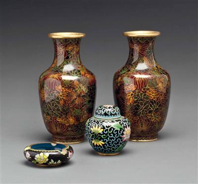 2 (Paar) Cloisonné-Vasen, 1 Deckelgefäß, 1 Ascher, 20. Jhdt. - Schmuck, Taschen- und Armbanduhren - Kunst des 20. Jahrhunderts