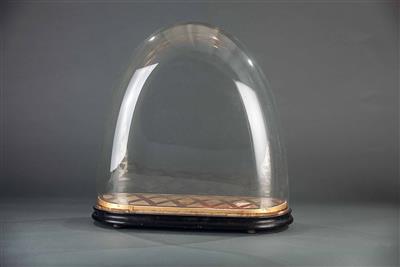 Glassturz mit parkettförmig blattvergoldetem und ebonisiertem Holzsockel, 19. Jhdt. - Osterauktion - Kunst und Antiquitäten