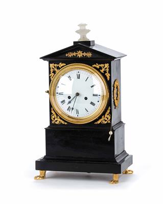 Biedermeier-Kommodenuhr um 1825/30 - Weihnachtsauktion Salzburg - Möbel, Volkskunst