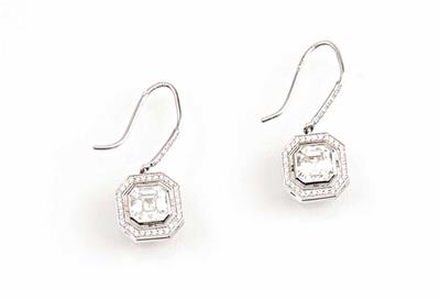 2 Diamantohrringgehänge zus. ca. 2,35 ct - Schmuck, Uhren und Kleinkunst