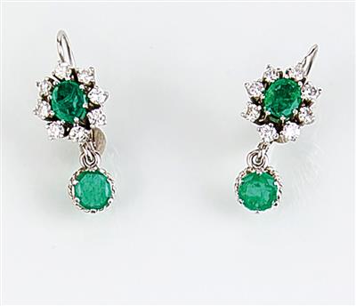 2 Smaragd-Brillantohrringe zusammen ca. 1,10 ct - Schmuck, Taschen- und Armbanduhren - Kunst des 20. Jahrhunderts
