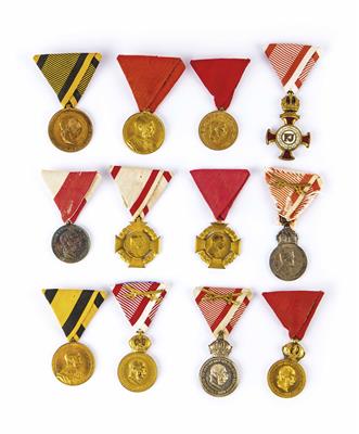Konvolut von zwölf zumeist militärischen Auszeichnungen der k. u. k. Monarchie: - Weihnachtsauktion