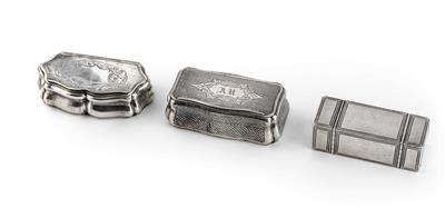 Drei Tabatièren - Schmuck, Taschen- und Armbanduhren, Kunst des 20. Jahrhunderts