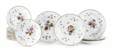 Fünf Speiseteller und zwölf Dessertteller, Meissen, 1860-1924 - Schmuck, Taschen- und Armbanduhren, Kunst des 20. Jahrhunderts