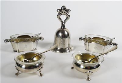 Spätbiedermeier Tischglocke, dazu vier Gewürzschälchen mit Glaseinlagen und Löffelchen - Letní aukce
