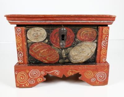 Truhenförmige Kassette mit Geheimfach, wohl Viechtau, Oberösterreich, 1. Hälfte 19. Jahrhundert - Velikonoční aukce