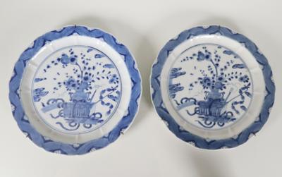 2 blau-weiße Teller, 18./19. Jahrhundert - Porcellana, vetro e oggetti da collezione