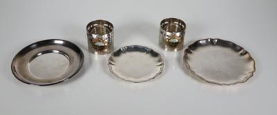 Konvolut Silber Untersetzter sowie zwei versilberte Serviettenringe - Porcelán, sklo a sběratelské předměty