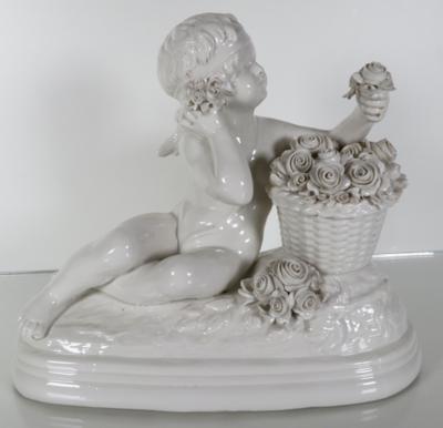 Putto mit Rosenkorb, nach einem Entwurf von Bohumil Rezl(1899-1963), 20. Jahrhundert - Porzellan, Glas und Sammelgegenstände