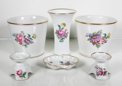 2 Blumenübertöpfe, 1 Vase, 2 Kerzenhalter, 1 Ascher, Augarten, Wien, 2. Hälfte 20. Jahrhundert - Porcellana, vetro e oggetti da collezione