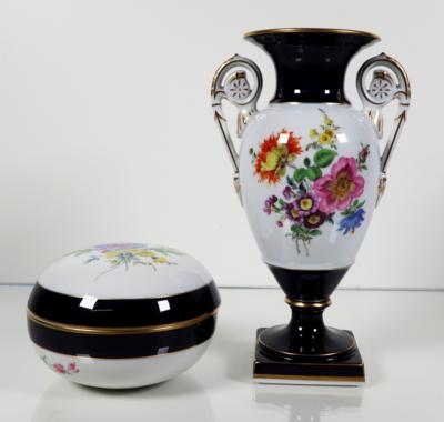 Amphorenvase und runde Deckeldose, Meissen, um 1980 - Porcelain, glass and collectibles