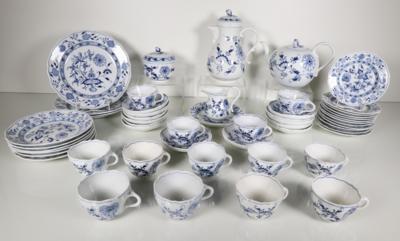 Konvolut Zwiebelmuster Kaffee-, Tee-, Speiseserviceteile, Meissen, vornehmlich um 1900 - Porcelán, sklo a sběratelské předměty