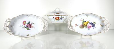 Kleine Deckelterrine und zwei gehenkellte Schalen, Höchster Porzellanmanufaktur, 2. Hälfte 20. Jahrhundert - Porcelain, glass and collectibles