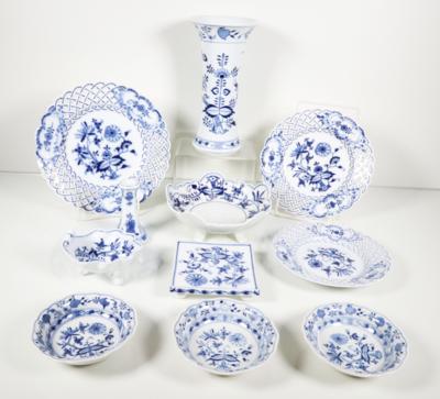 Konvolut von 11 Zwiebelmuster Porzellanteilen, Meissen, vornehmlich um 1900 - Porcelain, glass and collectibles