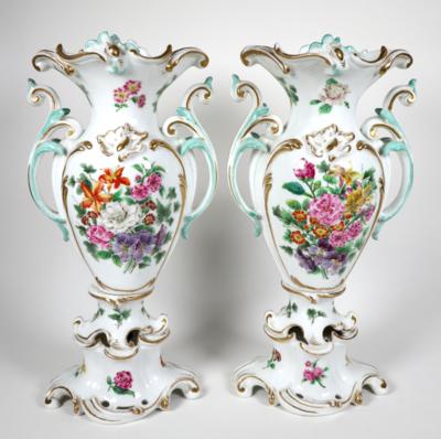 Paar Sockelvasen im Rokokostil, Böhmen, Ende 19./Anfang 20. Jahrhundert - Porcellana, vetro e oggetti da collezione