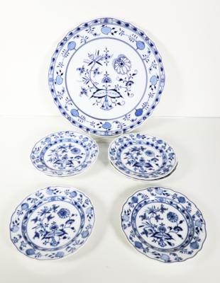 Zwiebelmuster Tortenplatte und Konvolut von 8 Desserttellern, Meissen, um 1900 bis um 1940 - Porcellana, vetro e oggetti da collezione