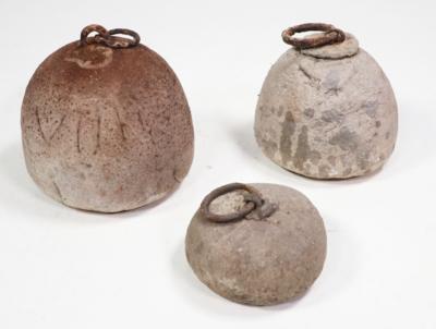 Konvolut von drei Steingewichten 16./17. Jahrhundert - Porzellan, Glas und Sammelgegenstände