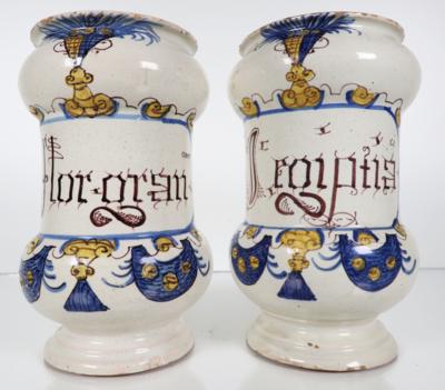 Zwei Albarelli, Italien, 18. Jahrhundert - Porzellan, Glas und Sammelgegenstände