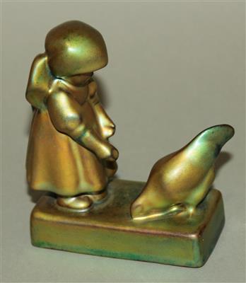 ZSOLNAY- Keramikfigur, "Kleines Mädchen mit Huhn" - Arte, antiquariato e gioielli