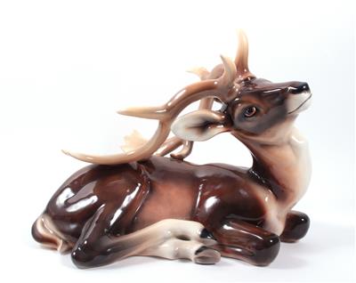 GOLDSCHEIDER Keramikfigur "Liegender Damhirsch" - Kunst, Antiquitäten und Schmuck