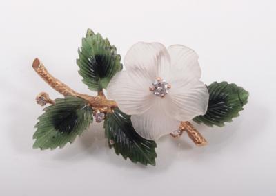 Nephrit-Bergkristall-Brillant Blumenbrosche zus. ca. 0,35 ct, - Arte, antiquariato e gioielli