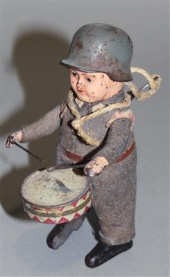 SCHUCO- Tanzfigur "Reichswehrsoldat mit Trommel" - Weihnachtsauktion Dorotheum St. Pölten